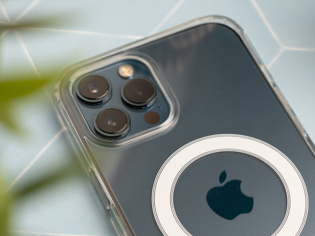 Průhledný kryt na iPhone 12 Pro Max s MagSafe 4